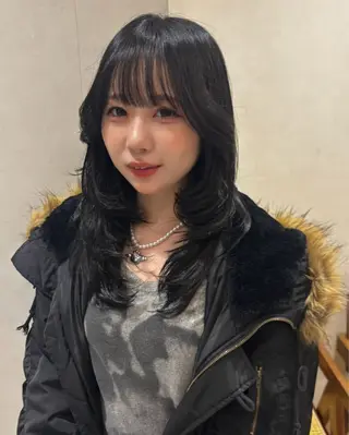 セミロング 響　インナーカラー イヤリングカラーのヘアスタイル