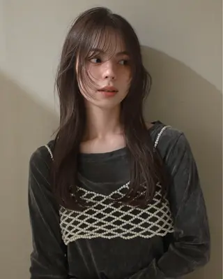 ロング aya / ニュアンスカラーのヘアスタイル