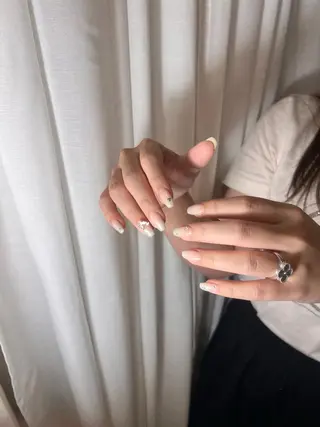 ミディアム ネイル 𝐞𝐚𝐜𝐡 nanami🩰のネイルデザイン