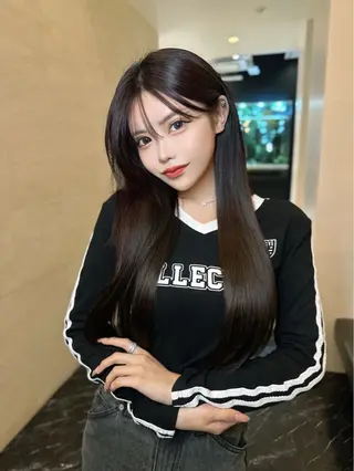 ロング カラー レイヤーカット 透明感カラーのヘアスタイル