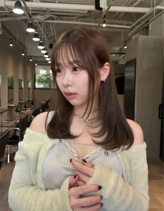 ミディアム 葉 /レイヤーカットのヘアスタイル