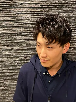 ミディアム パーマ メンズ 岡本 宗士のヘアスタイル