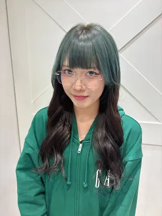 ロング ハイトーンカラー シールエクステのヘアスタイル