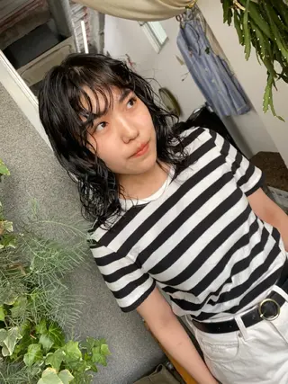 ミディアム パーマ qiie/ワンカラー インナーカラーのヘアスタイル