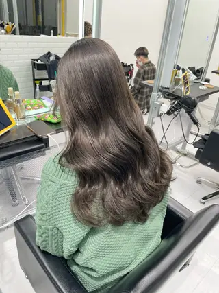 ロング ハイトーン デザインカラーのヘアスタイル