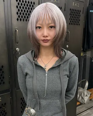 ミディアム カラー イツク ⚡️ ルーツ/ハイトーンのヘアスタイル