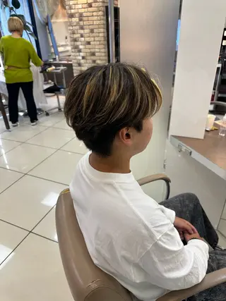 カラー メンズ メンズ特化シャドウパ ーマラウンドマッシュのヘアスタイル