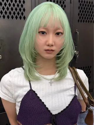 セミロング カラー イツク ⚡️ ルーツ/ハイトーンのヘアスタイル