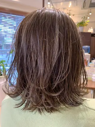 ミディアム カラー newi saLyu 片岡ふきのヘアスタイル