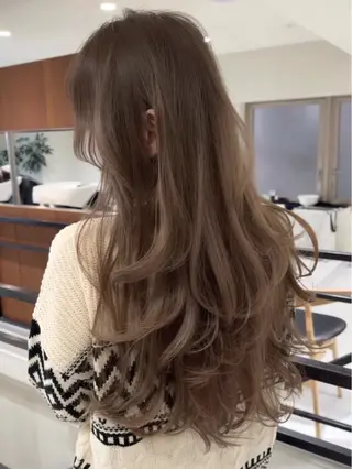 ロング カラー レイヤー/顔周り ブリーチカラーのヘアスタイル
