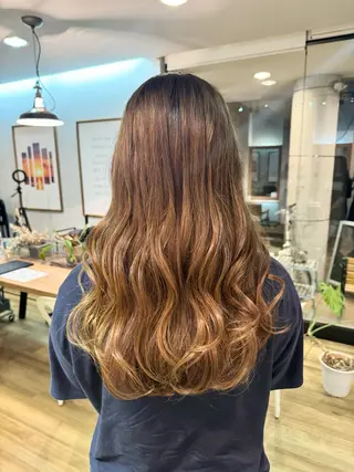 ロング カラー ツキダテ ユイのヘアスタイル