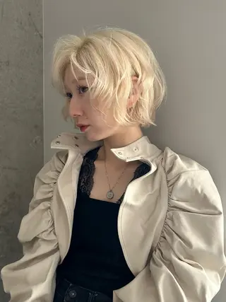 ショート カラー ベージュカラー🐑 レイヤー🤎塚原優芽のヘアスタイル