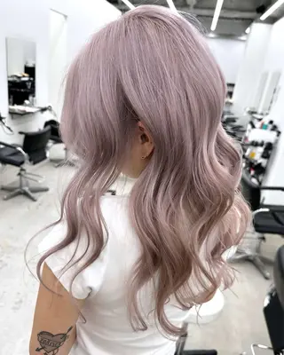 ロング カラー ヘアアレンジ 原宿ハイトーンカラー 🌼みるい🌼のヘアスタイル