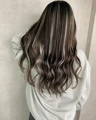 ロング ヘアアレンジ パーマ カラー ハイトーン カラーのヘアスタイル