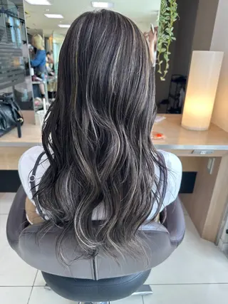 ロング レイヤー 艶々カラーのヘアスタイル