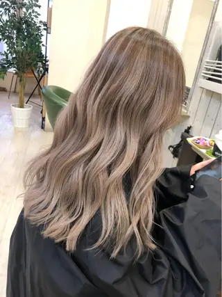 セミロング 韓国レイヤー外国人風 透明感カラー髪質改善のヘアスタイル