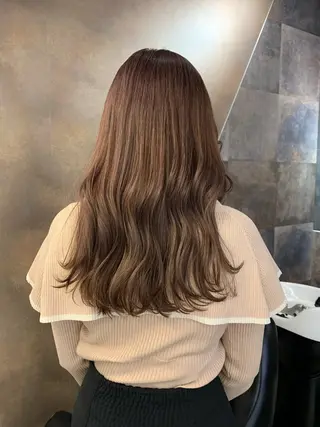 ロング カラー SAKINO． ベージュカラーのヘアスタイル