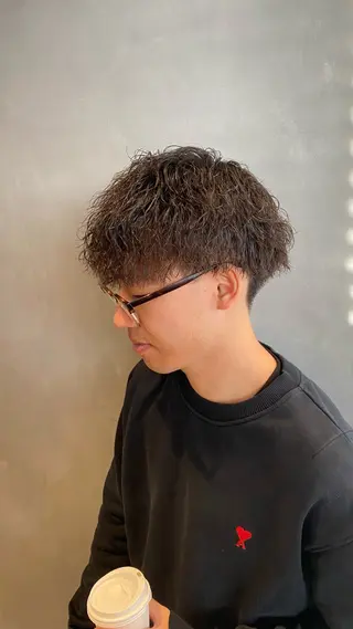 ミディアム パーマ メンズ メンズバレイヤージュ シャドウパーマのヘアスタイル