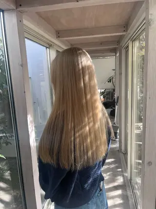 ロング カラー 実生miu 個性派ハイトーンのヘアスタイル