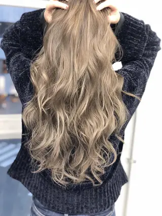 ロング カラー N4C エヌフォーシーのヘアスタイル