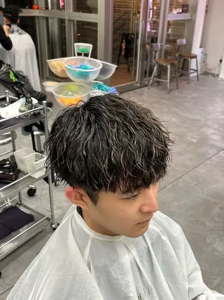 パーマ メンズハイトーン 北斗💍レイヤーのヘアスタイル