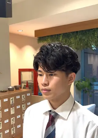 ショート パーマ メンズ 山口 陸のヘアスタイル
