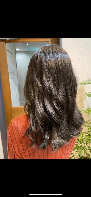 ロング カラー Takanishi くすみベージュカラーのヘアスタイル