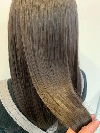ミディアム カラー トップ スタイリストのヘアスタイル