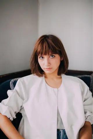 ミディアム 佐藤 香織のヘアスタイル