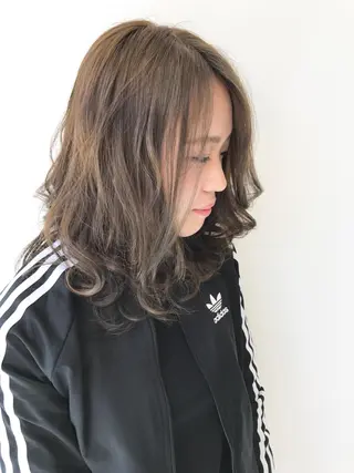 ミディアム カラー 岡本 智次のヘアスタイル