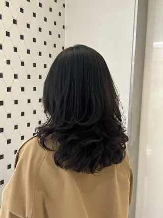 セミロング パーマ コテ巻きパーマ💙 シノヤユイのヘアスタイル