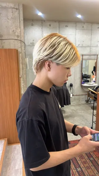 ショート カラー メンズ 顔周りレイヤー/ ふわあいりのヘアスタイル