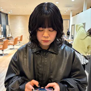 ミディアム パーマ しおり🍬 KOKORO🤍のヘアスタイル