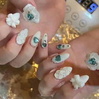 ミディアム H🌺 NAILのネイルデザイン