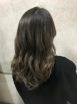 セミロング カラー 小栗 麻衣のヘアスタイル