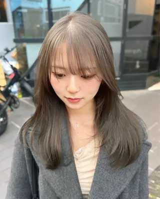 ミディアム カラー レイヤーカット 透明感カラーのヘアスタイル