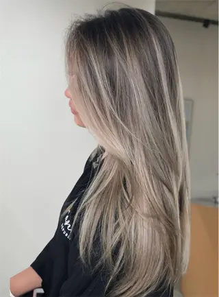 セミロング カラー ケア剤オタク×海外 ヘア長谷川裕起のヘアスタイル