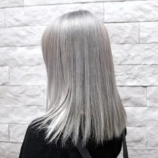 ミディアム カラー 艶髪✨ハイトーン ✨ホワイト✨北宗一郎のヘアスタイル