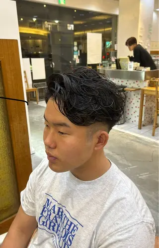 ミディアム パーマ メンズ TUM🔥フェード/ メンズパーマのヘアスタイル