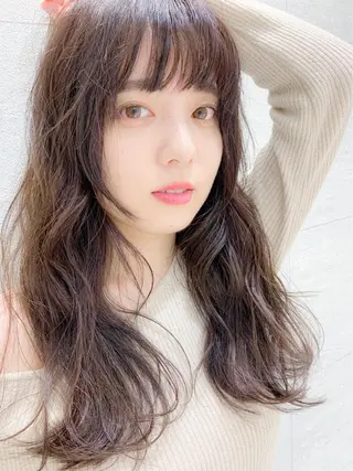 カラー 鮮やかカラーと艶髪 美容師を目指すモリーのヘアスタイル