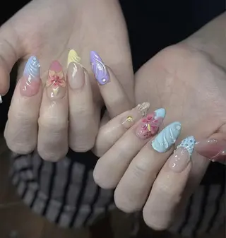 カラー MQueen ネイルサロンのネイルデザイン