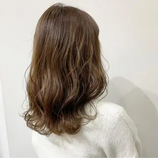 ミディアム カラー いけだ　ひかり ハイライトくびれヘアのヘアスタイル