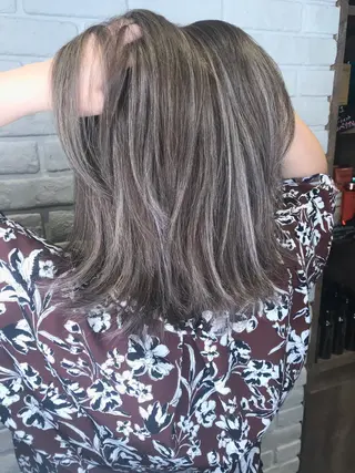 ミディアム カラー 森本 笑のヘアスタイル
