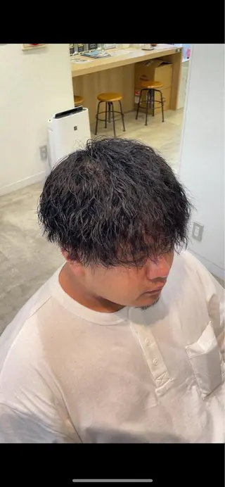 ショート パーマ メンズ YUTA短髪特化 フェザーパーマのヘアスタイル