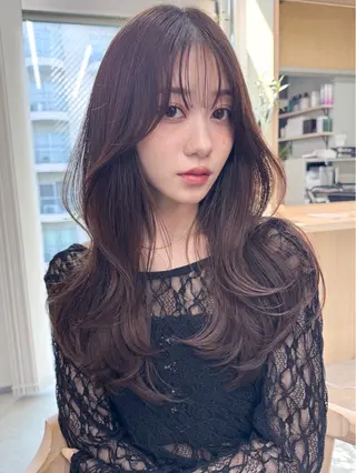 ロング カラー レイヤー/顔周り ブリーチカラーのヘアスタイル