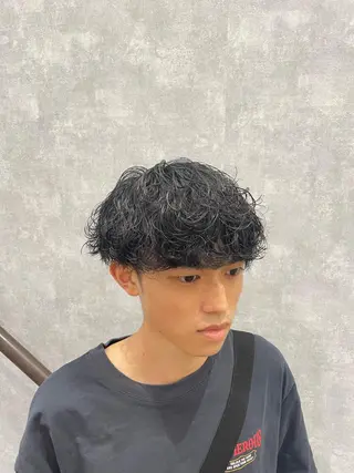 ショート パーマ メンズ YUTA短髪特化 フェザーパーマのヘアスタイル