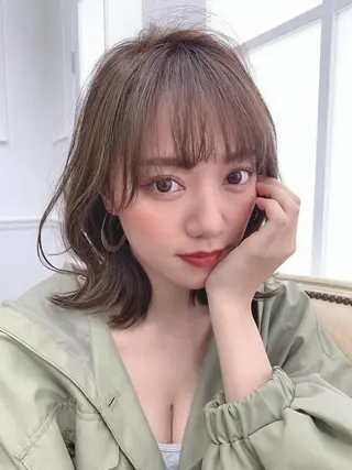 ミディアム カラー コテ巻き風パーマ 韓国風パーマ 無重力のヘアスタイル