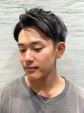 ミディアム 安彦 健太郎のヘアスタイル