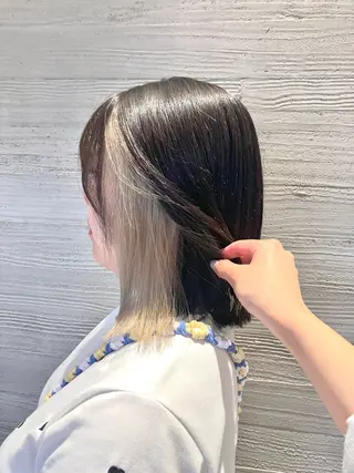 ショート カラー サキ🤍ハイトーン 🩰くびれ巻きヘアのヘアスタイル