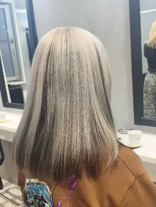 セミロング カラー たつや/ハイトーン/ バレイヤージュ/寒色のヘアスタイル